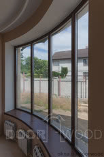 Радиусные евроокна с гнутыми стеклопакетами.